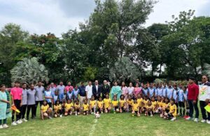 ‘खेलो इंडिया अस्मिता’ पहल महिलाओं की खेल भागीदारी बढ़ाने के लिए एक सशक्त कदम: केंद्रीय राज्य मंत्री रक्षा खडसे Raksha Khadse with Football players